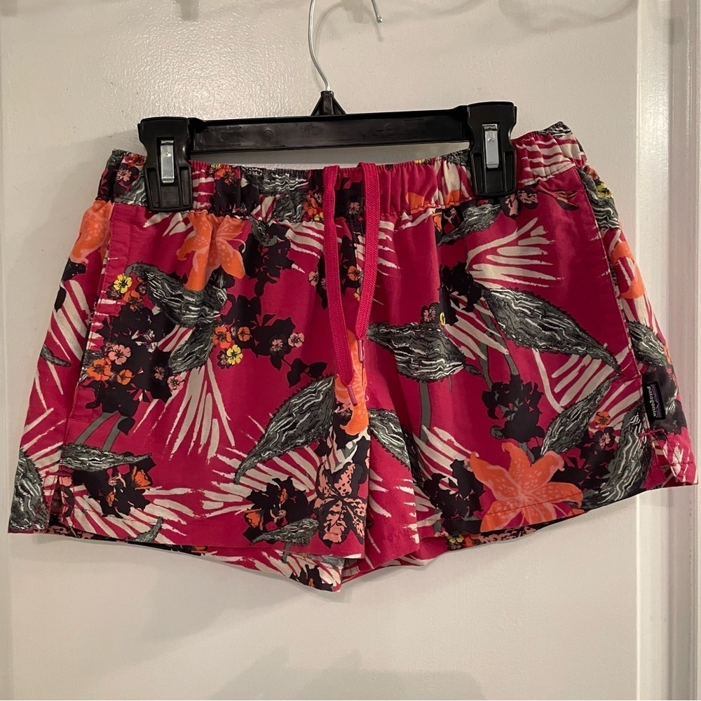 Patagonia Womens 2.5" Barely Baggies Shorts Kelp
Garden Print Dark Pink Tropical